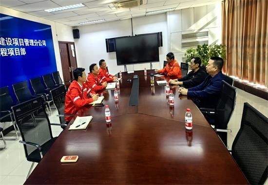 公司副总经理杨占东一行拜访新疆工程项目部.jpg